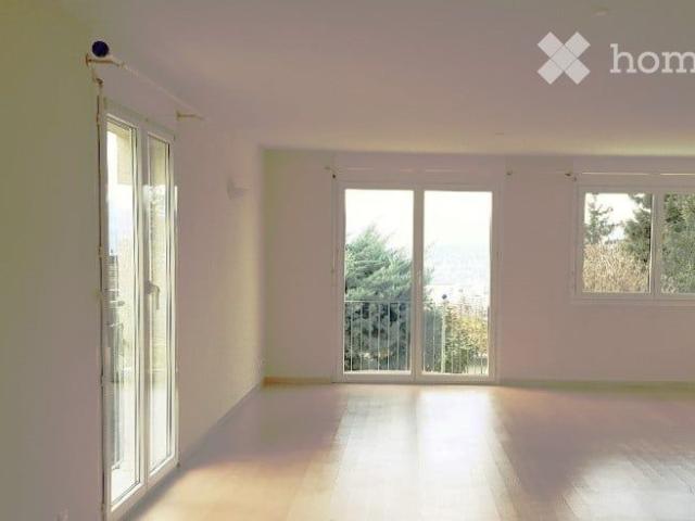 Moderne 2.5 Zimmer Duplex Wohnung mit wunderbarem Ausblick auf See und Berge