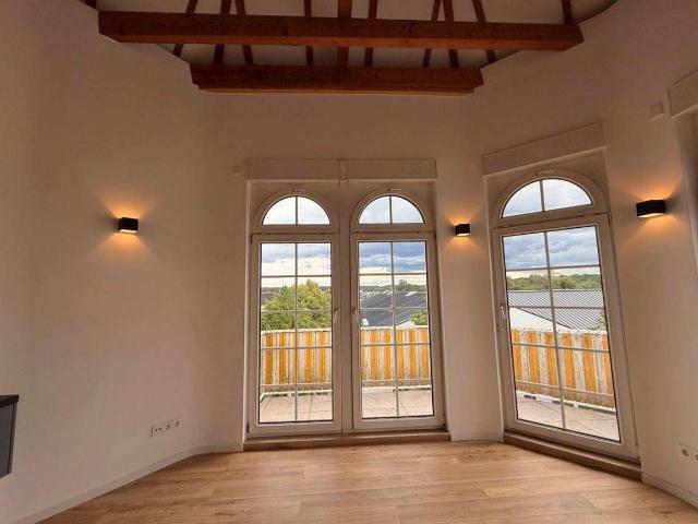 Moderne 2,5 Zimmer Wohnung im Turm mit Balkon, Klimaanlage, neue Küche & TG Stellplatz