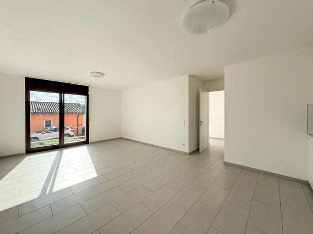 Moderne 2,5 Zimmerwohnung mit Garten in Vernate