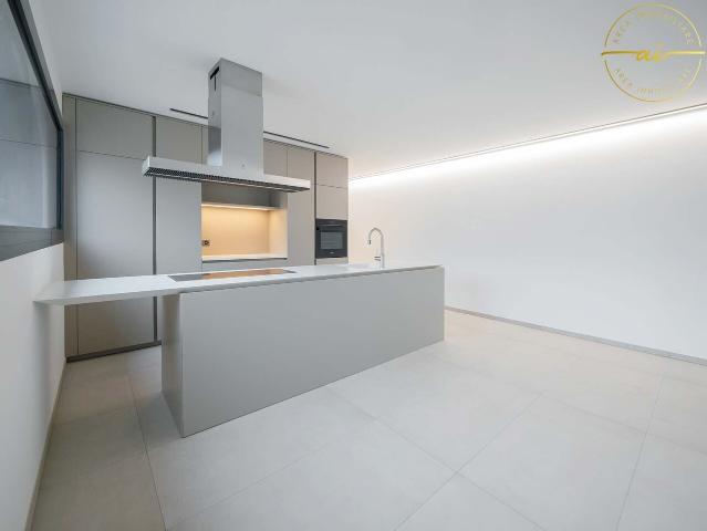 MODERNE 2,5 ZIMMER WOHNUNG MIT FEINEN OBERFLÄCHEN