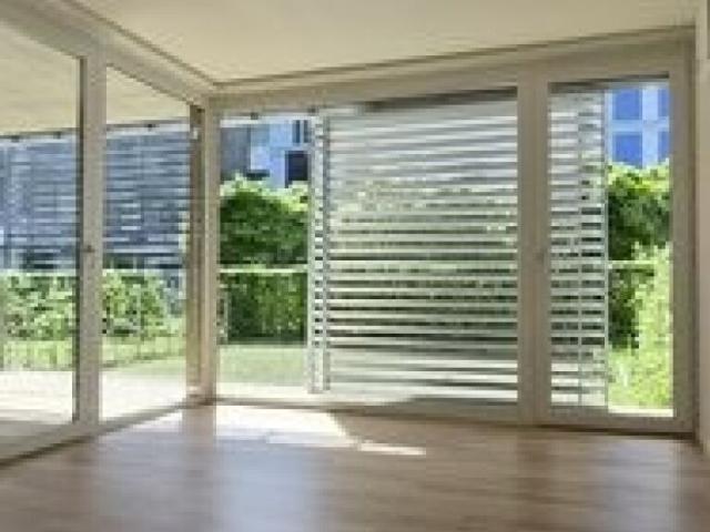 Moderne 2.5 Zimmer Wohnung mit Mietgarten und Holzterrasse in Zürich Schwamendingen