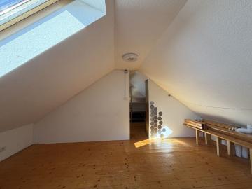 Moderne 2,5 Zimmer Wohnung mit Spitzboden