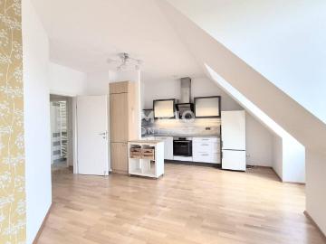 Moderne 2 Zi DG Wohnung mit Terrasse & Garage