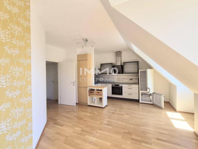 Moderne 2 Zi DG Wohnung mit Terrasse & Garage