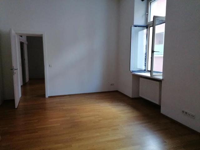 Moderne 2 Zi Wohnung mit Garage