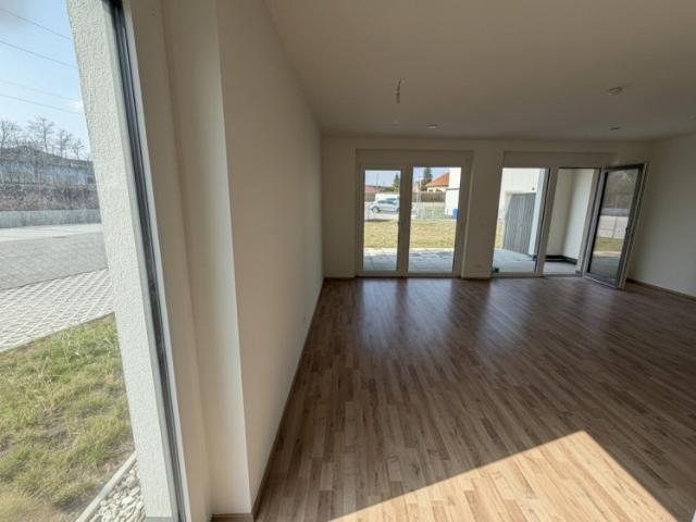 Moderne 2 Zi Wohnung mit Garten