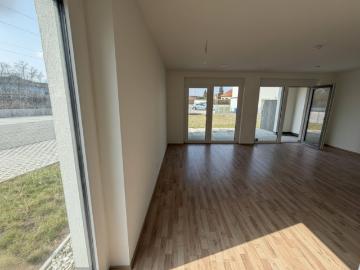 Moderne 2 Zi Wohnung mit Garten