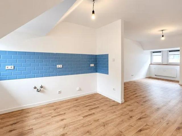 MODERNE 2 ZIMMER DACHGESCHOSSWOHNUNG IN ZENTRALER LAGE ZU MIETEN!