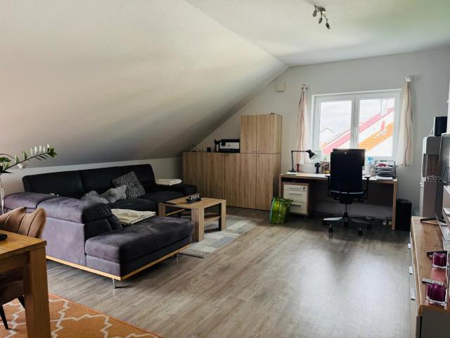 Moderne 2 Zimmer Dachgeschosswohnung mit Aufzug, Balkon, Einbauküche und 2 PKW Stellplätzen