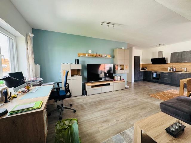 Moderne 2 Zimmer Dachgeschosswohnung mit Aufzug, Balkon, Einbauküche und 2 PKW Stellplätzen