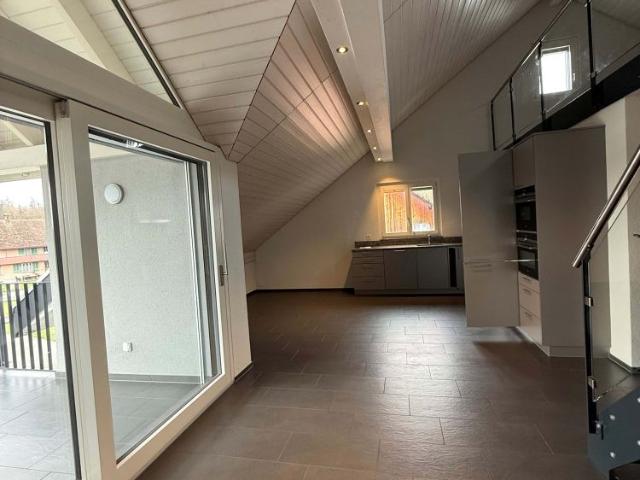 Moderne 2 Zimmer Dachgeschosswohnung mit Balkon in Leuggern