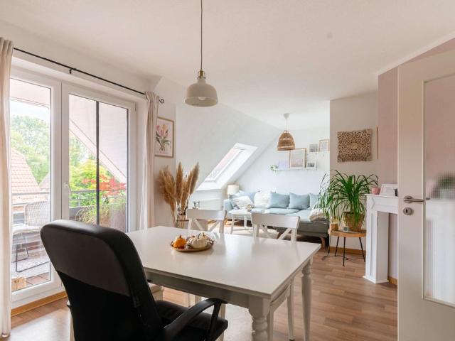 Moderne 2 Zimmer Dachgeschosswohnung mit Balkon & Stellplatz in attraktiver Lage, Obj,10376