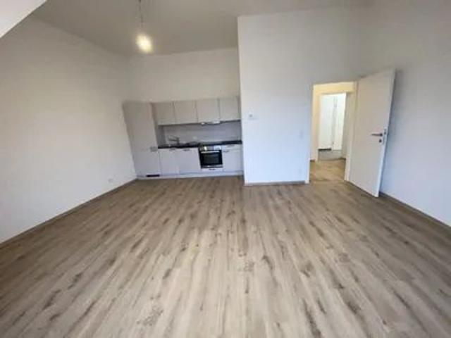 Moderne 2 Zimmer Dachgeschoßwohnung mit Einbauküche und Fußbodenheizung in 1150 Wien!