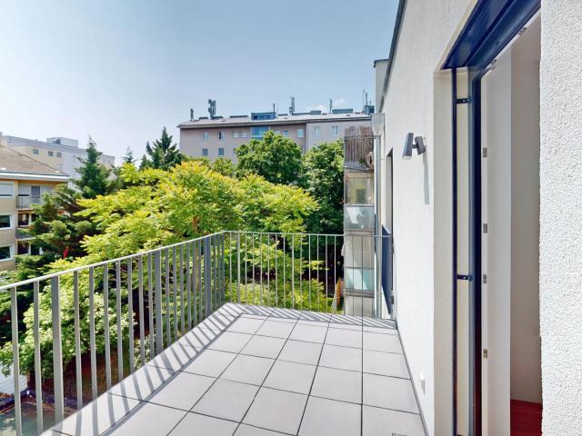 Moderne 2 Zimmer Dachgeschosswohnung mit 2 Terrassen, optionaler Klimaanlage & Garage