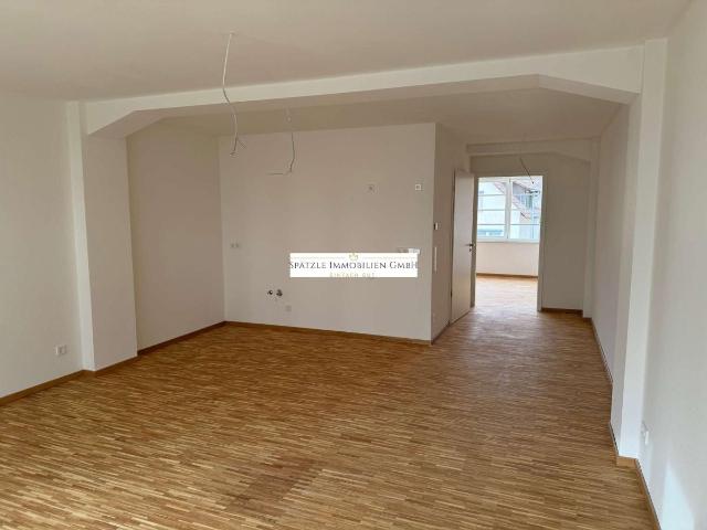 Moderne 2 Zimmer Terassenwohnung teilmöbliert & mit Tiefgaragenstellplatz