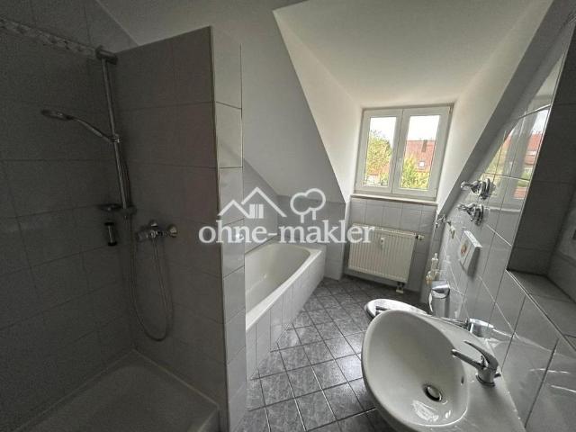 MODERNE 2 ZIMMER WOHNUNG inkl. Küche, Stellplatz und Dachgeschoss