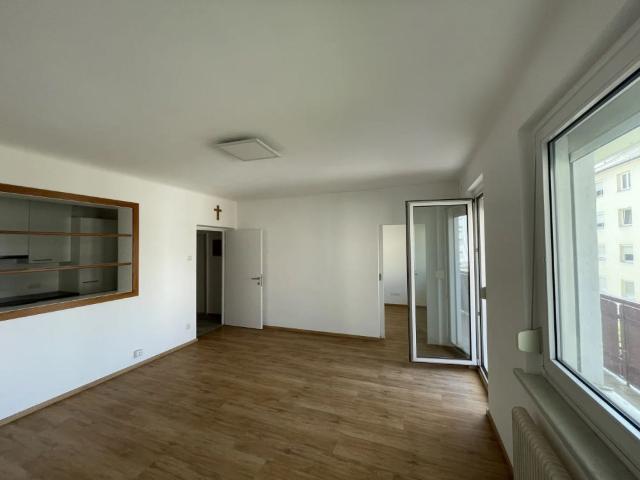MODERNE 2 ZIMMER WOHNUNG MIT GROSSER LOGGIA NÄHE ZENTRUM VON EISENSTADT KFZ STELLPLATZ