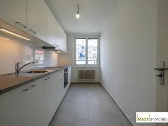Moderne 2 Zimmer Wohnung mit hochwertiger Einbauküche und zwei Balkonen in zentraler Lage des 15. Bezirks