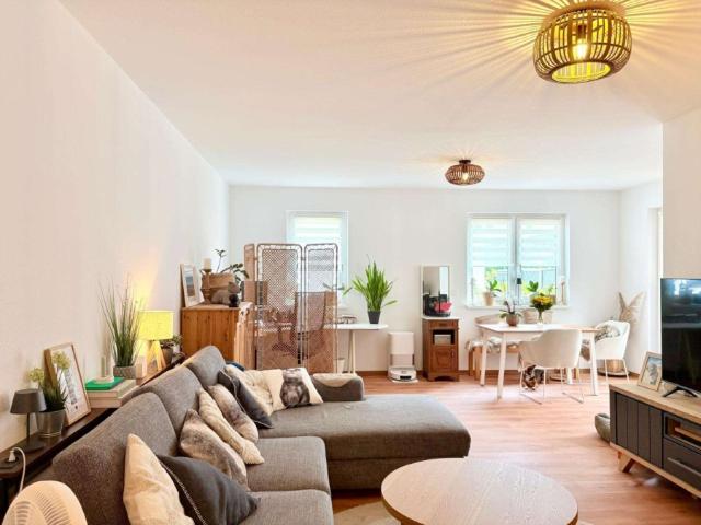 Moderne 2 Zimmer Wohnung mit Terrasse und Gartenanteil