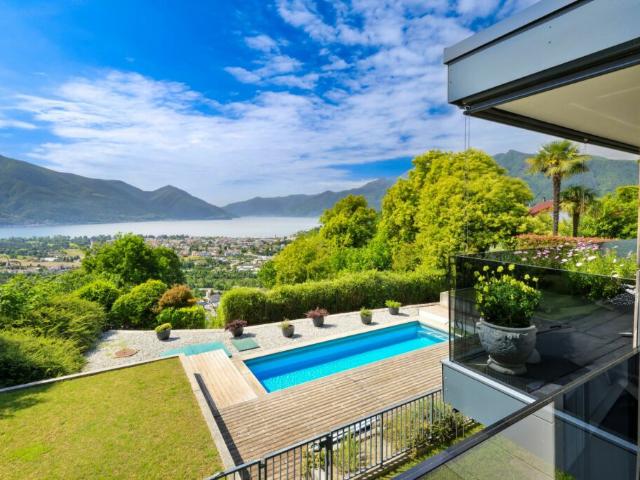 Moderne 3.5 Zi. Wohnung mit Aussenpool und Seesicht