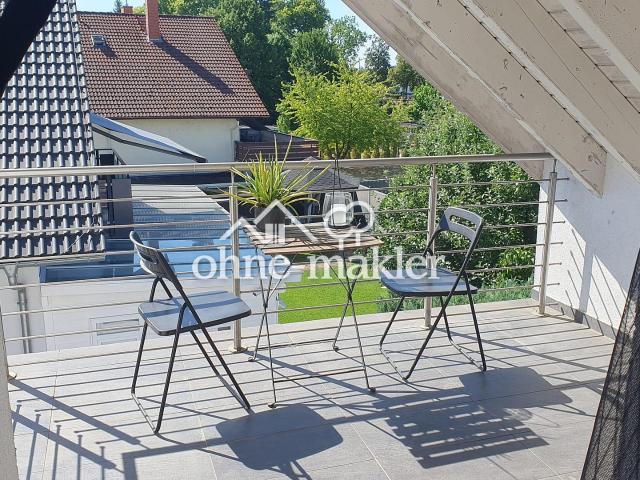 Moderne 3,5 Zi. DG Wohnung mit Balkon in toller Lage von privat