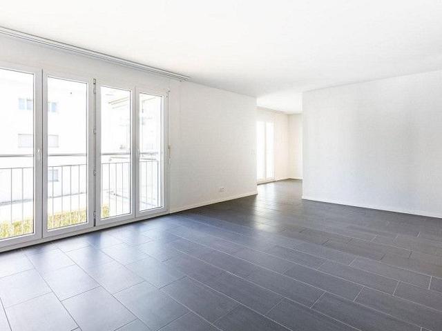 Moderne 3.5 Zimmerwohnung mit verglastem Balkon