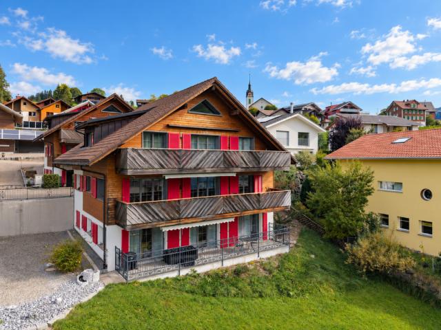 Moderne 3.5 Zimmer Gartenwohnung am Südhang von Oberiberg!