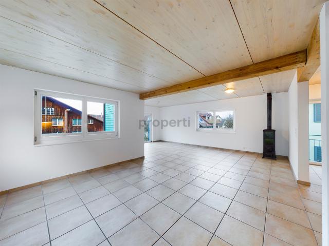 Moderne 3.5 Zimmer Maisonette mit 2 Badezimmern und Top Lage in Langwiesen