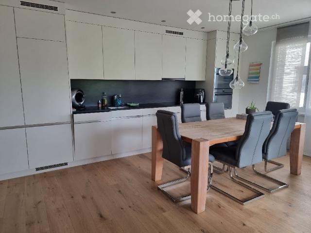 Moderne 3.5 Zimmer Wohnung mit Aussicht in Goldingen