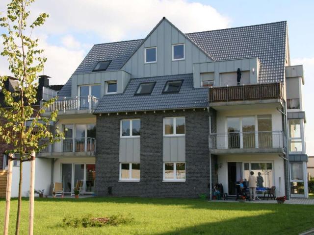 Moderne 3,5 Zimmer Wohnung mit Balkon, Garage und Blick ins Grüne