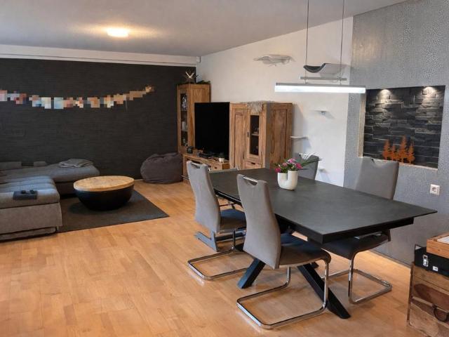 Moderne 3,5 Zimmer Wohnung mit Garten und Tiefgaragenstellplatz