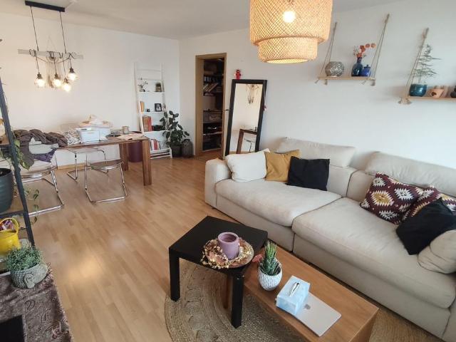 Moderne 3.5 Zimmer Wohnung mit hochwertiger Küche und schöner Aussicht