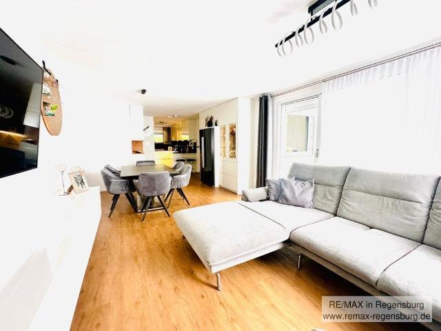 Moderne 3,5 Zimmer Wohnung mit Süd Dachterrasse & Garage — Zentrumsnah in Deggendorf zur Miete!