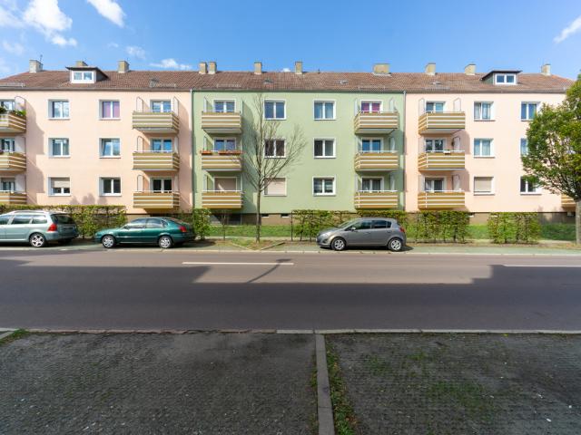 Moderne 3 Raum Wohnung mit Badewanne und Balkon zu vermieten