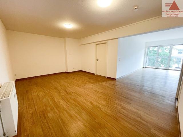 Moderne 3 Raum Wohnung mit Balkon und Einbauküche in Aue