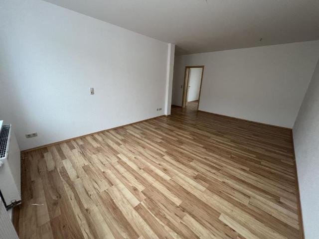 Moderne 3 Raum Wohnung mit stylischem Bad mit Fenster, Dusche und Wanne
