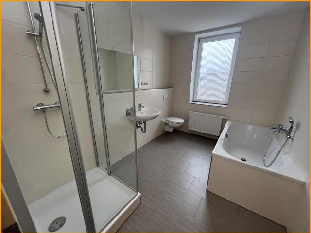 Moderne 3 Raum Wohnung mit stylischem Bad mit Fenster, Dusche und Wanne