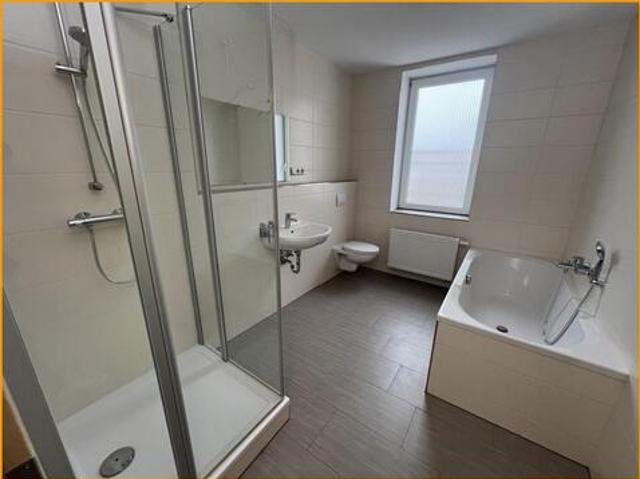 Moderne 3 Raum Wohnung mit stylischem Bad mit Fenster, Dusche und Wanne