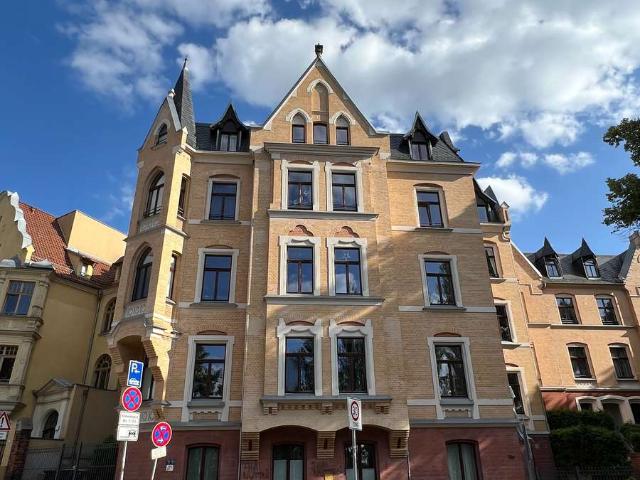 Moderne 3 RW mit Balkon und EBK im herrschaftlichen Altbau zu vermieten!