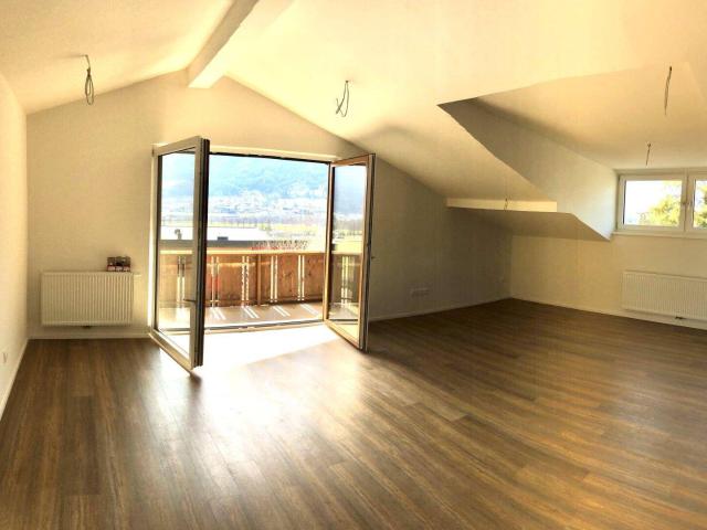 Moderne 3 Zi Dachgeschoßwohnung mit Balkon, 2 Stellplätzen und tollen Ausblick
