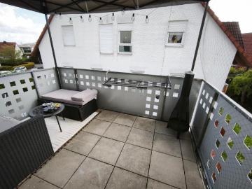 moderne 3 Zi. DG 2. OG Wohnung mit Balkon und KFZ Stellplatz