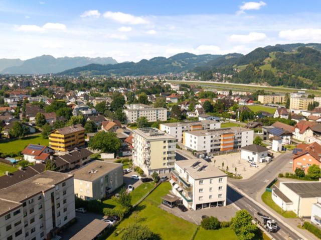 Moderne 4 Zimmer Wohnung mit Balkon und Stellplatz
