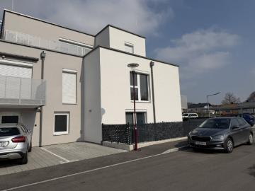 Moderne 3 Zi Wohnung mit Garten
