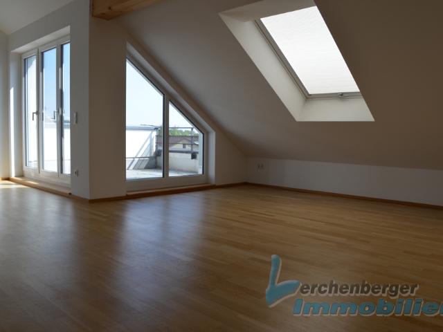Moderne 3 Zimmer Dachgeschoss Wohnung mit Galerie und Balkon in Deggendorf