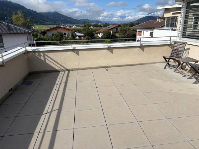 Moderne 3 Zimmer Dachgeschosswohnung mit großer Terrasse in Weer