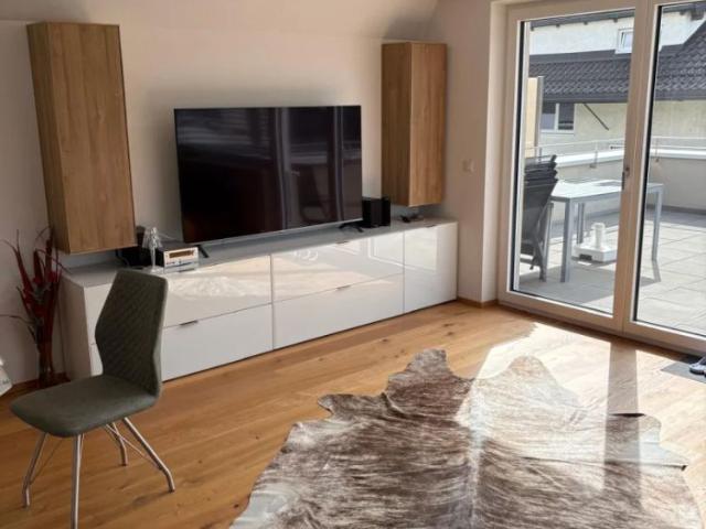 Moderne 3 Zimmer Dachgeschosswohnung mit großer Terrasse in Weer