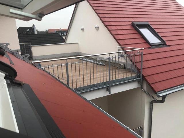 Moderne 3 Zimmer Dachgeschosswohnung mit Terrasse und Stellplatz