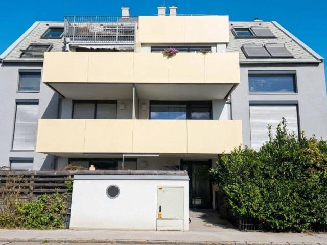 Moderne 3 Zimmer DG Wohnung mit Balkon, Garage, Klima & Alarmanlage