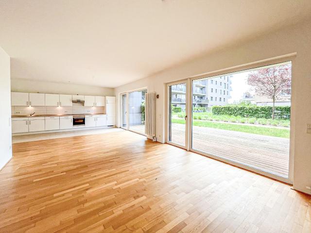 Moderne 3 Zimmer Erdgeschossohnung mit EBK und großer Südterrasse