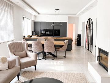 Moderne 3 Zimmer Wohnung mit Balkon, Kamin & Fußbodenheizung